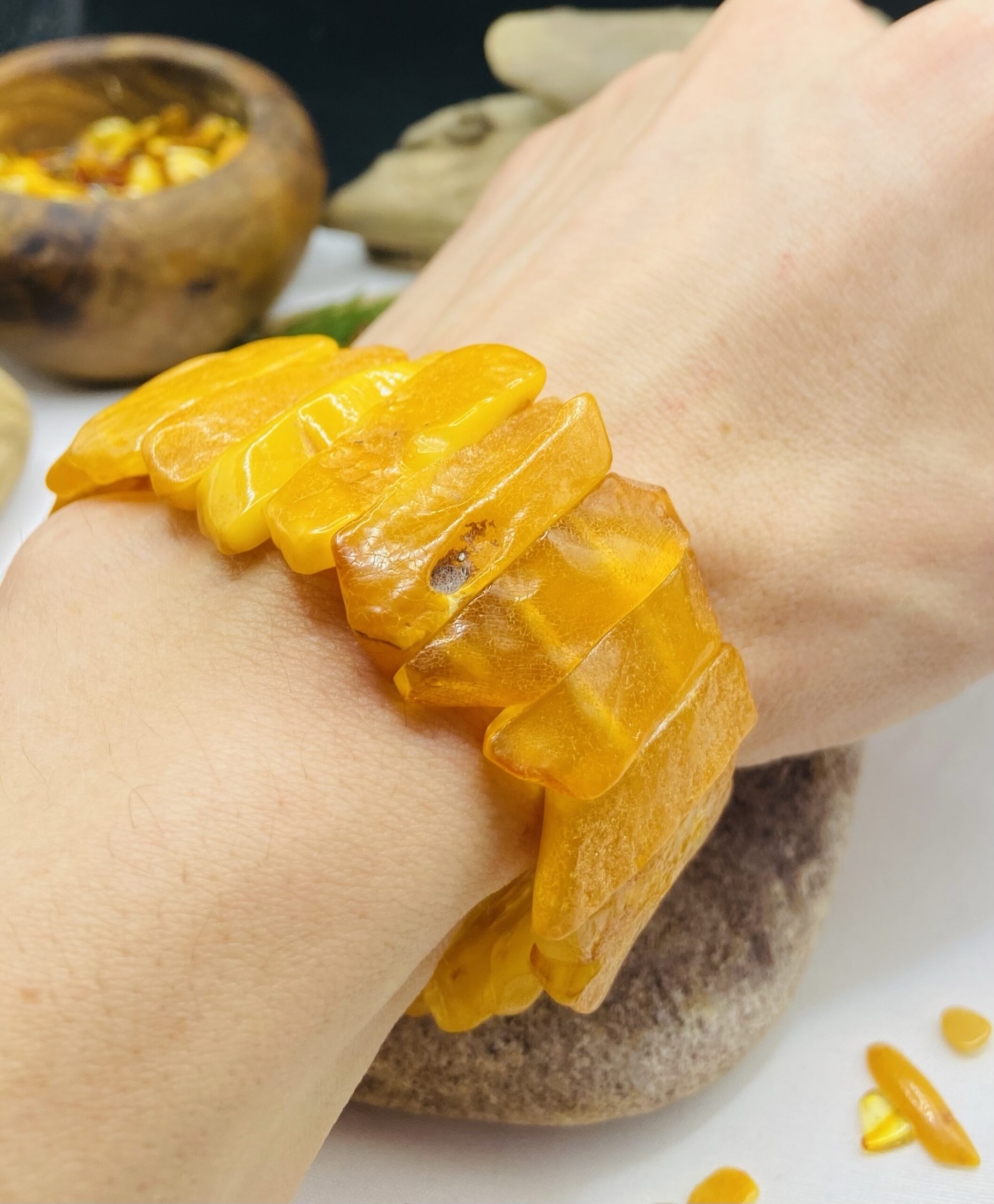 Karaliskā stila lielizmēra Baltijas Dzintara aproce, daļēji pulēta