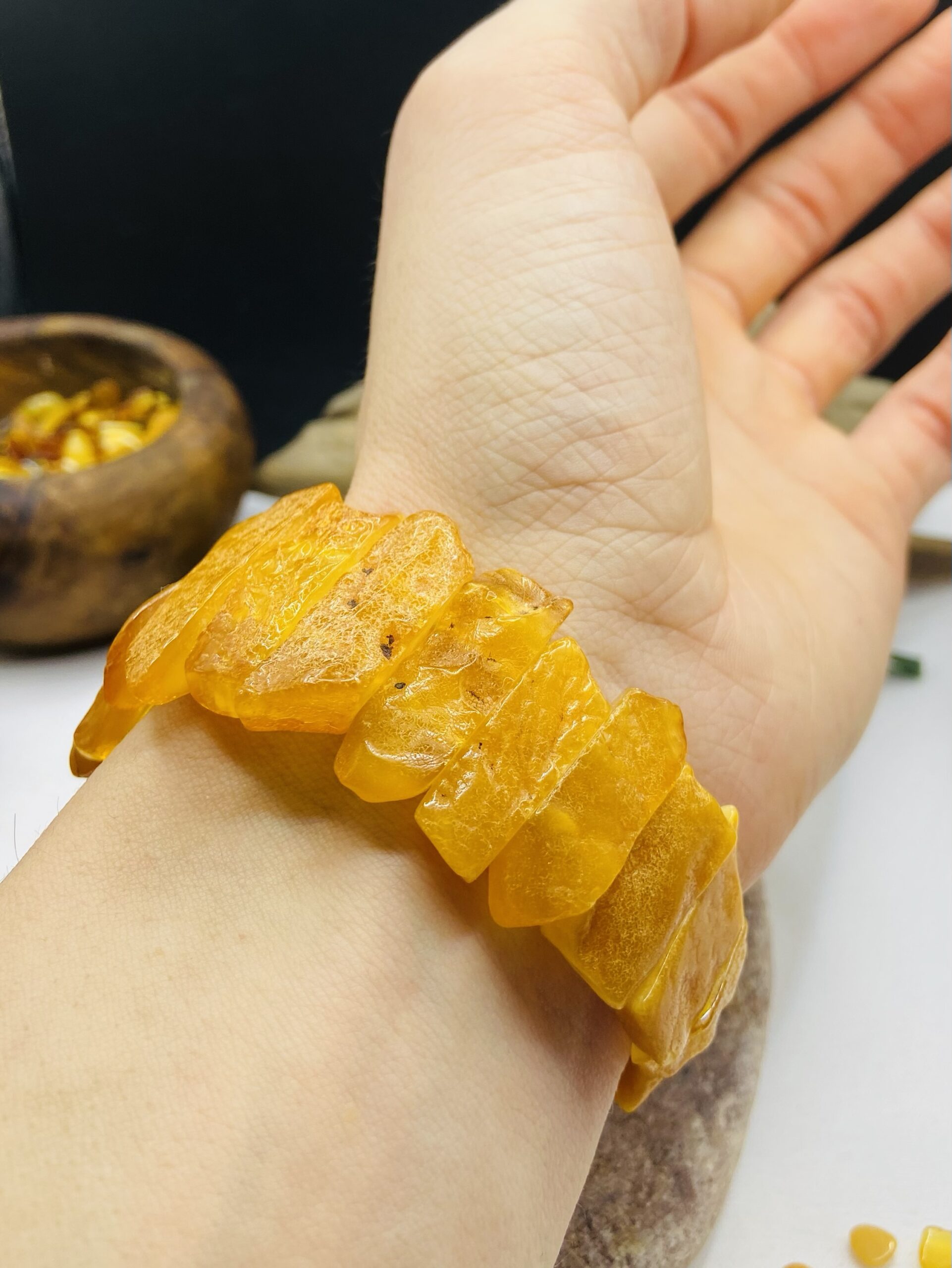 Karaliskā stila lielizmēra Baltijas Dzintara aproce, daļēji pulēta