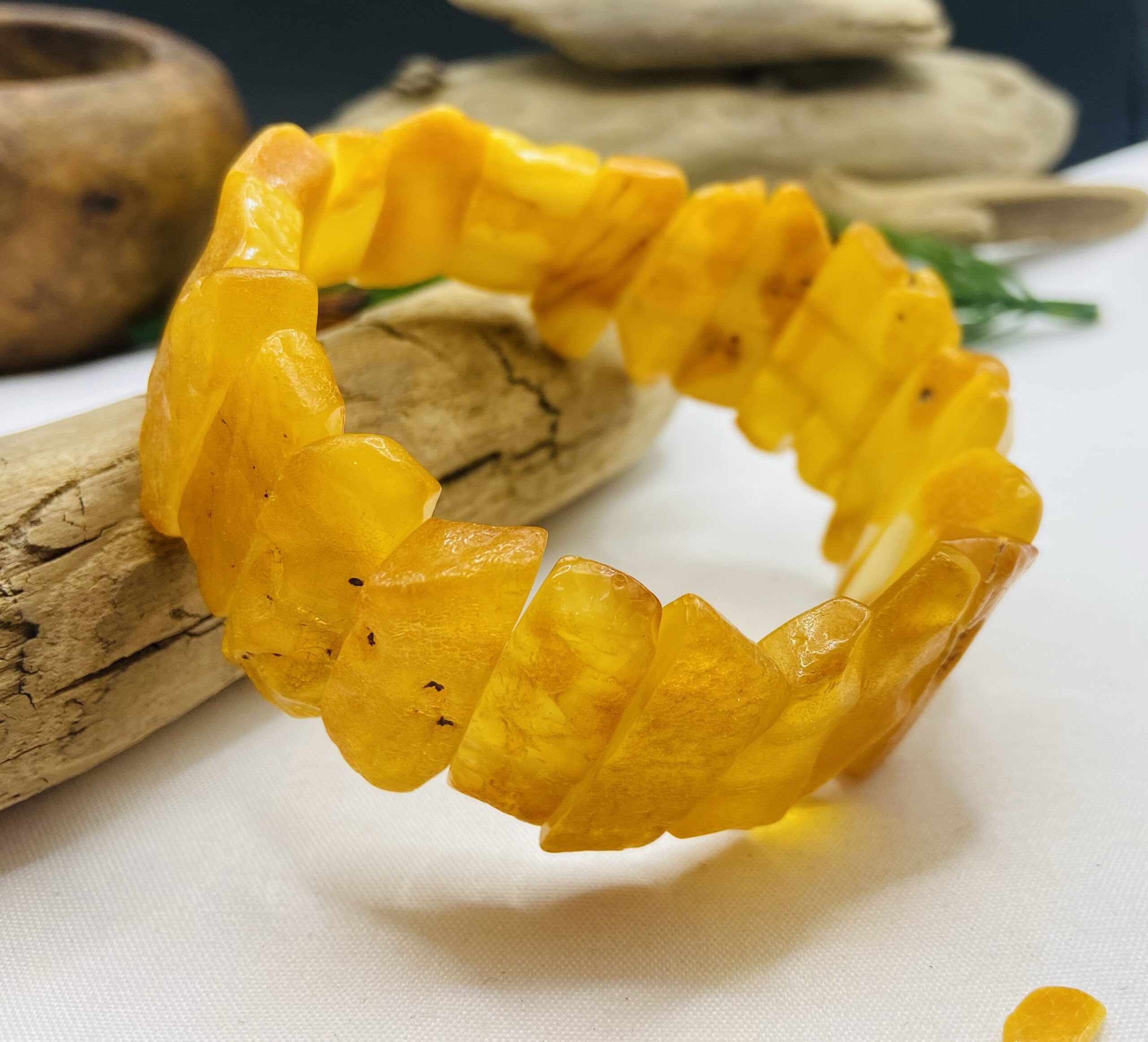 Karaliskā stila lielizmēra Baltijas Dzintara aproce, daļēji pulēta