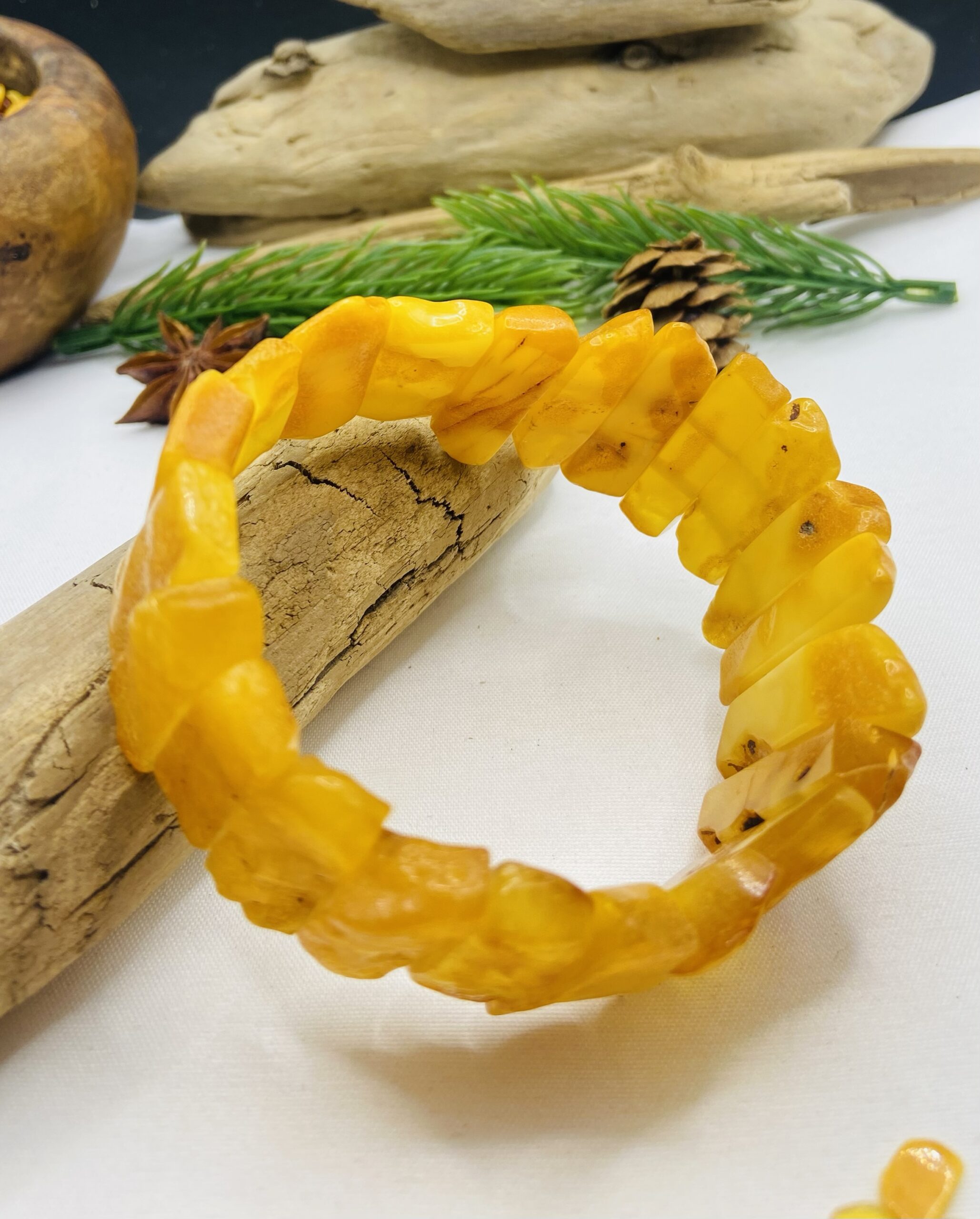 Karaliskā stila lielizmēra Baltijas Dzintara aproce, daļēji pulēta