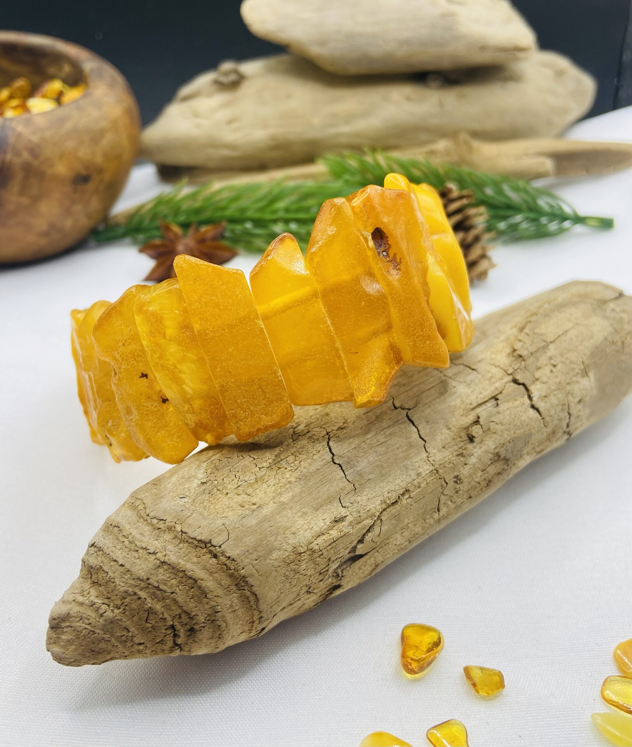 Karaliskā stila lielizmēra Baltijas Dzintara aproce, daļēji pulēta