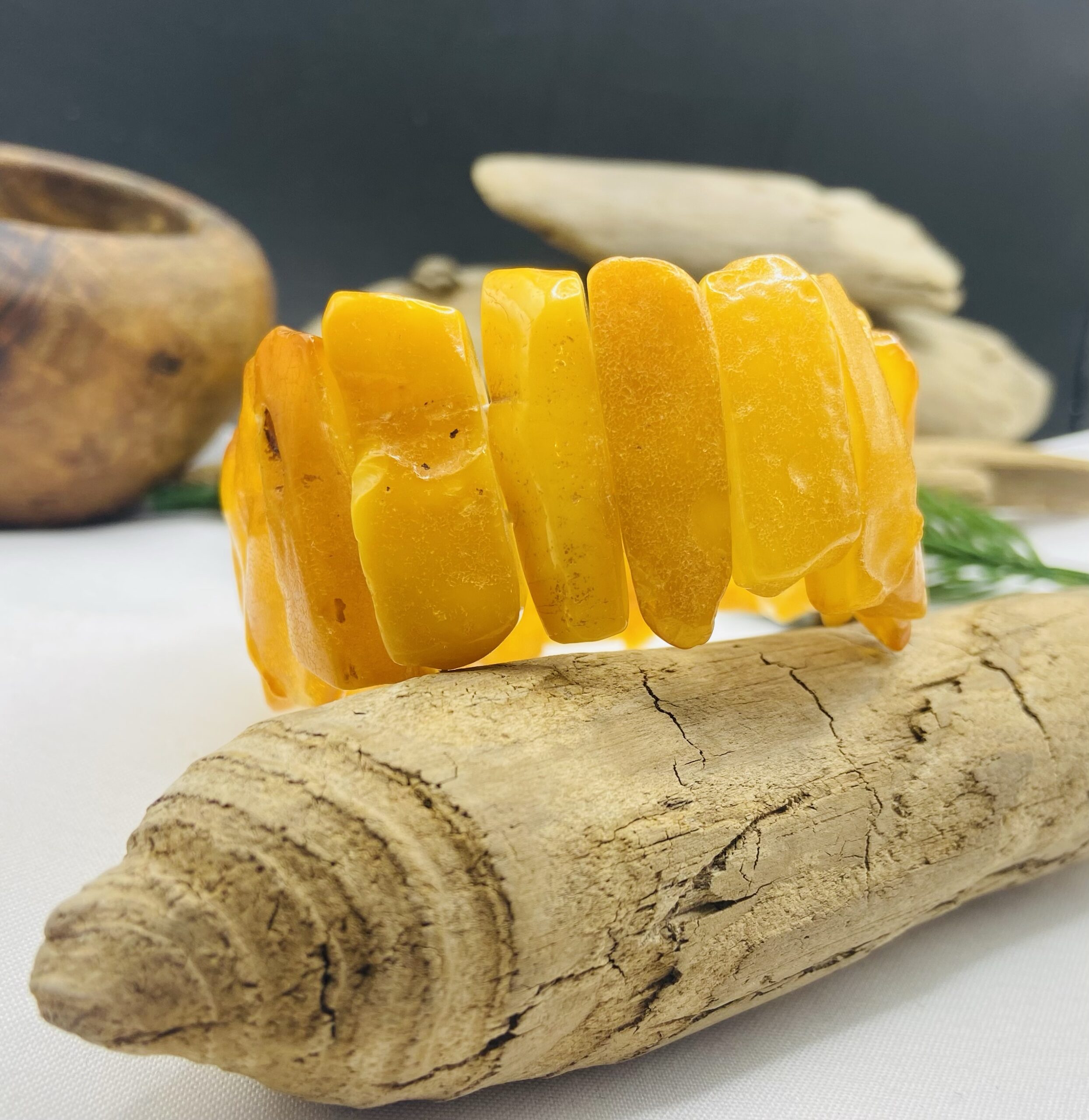 Karaliskā stila lielizmēra Baltijas Dzintara aproce, daļēji pulēta