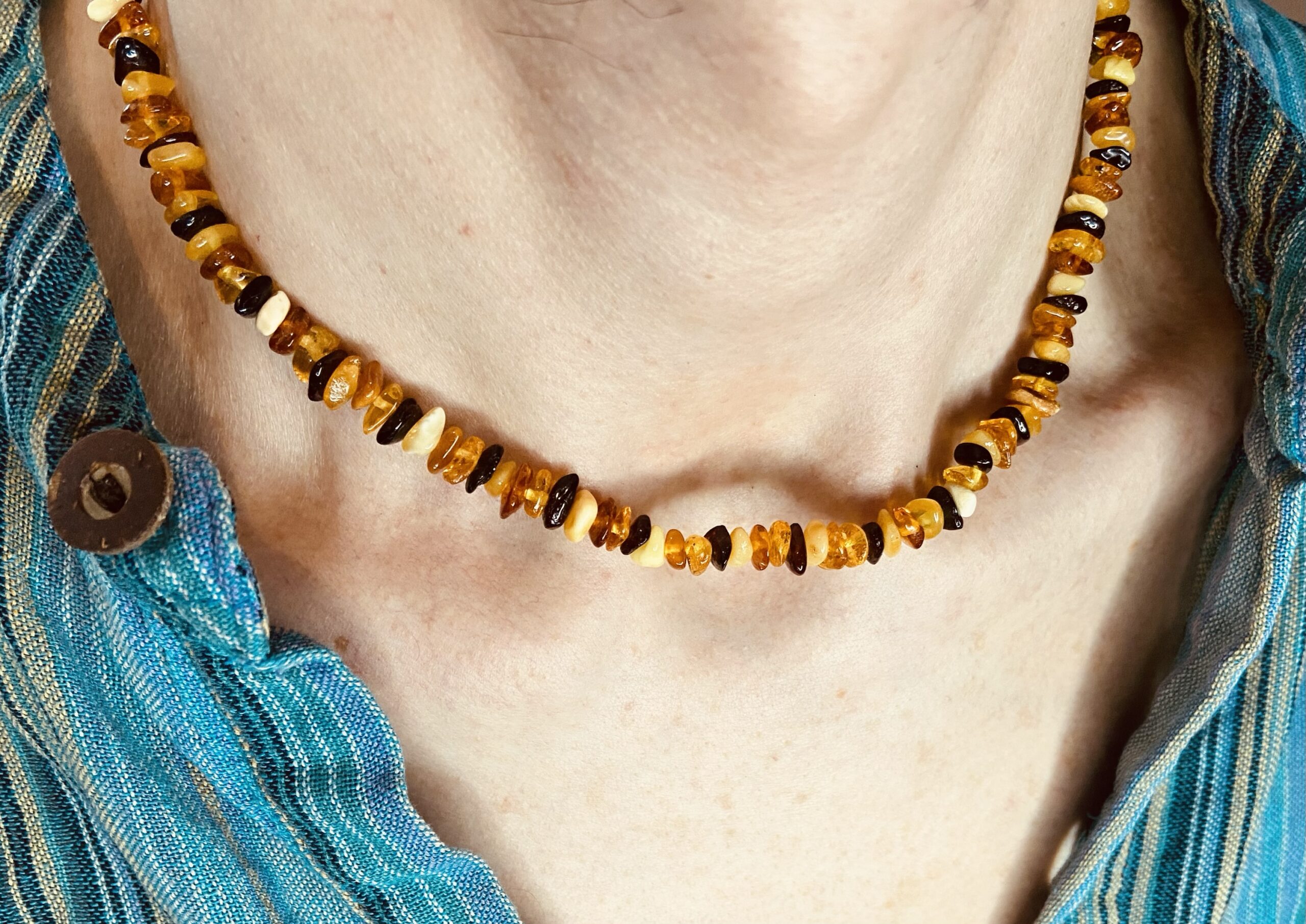 Tradicionālās latviešu Dzintara kaklarotas ar šķeltajām pērlītēm