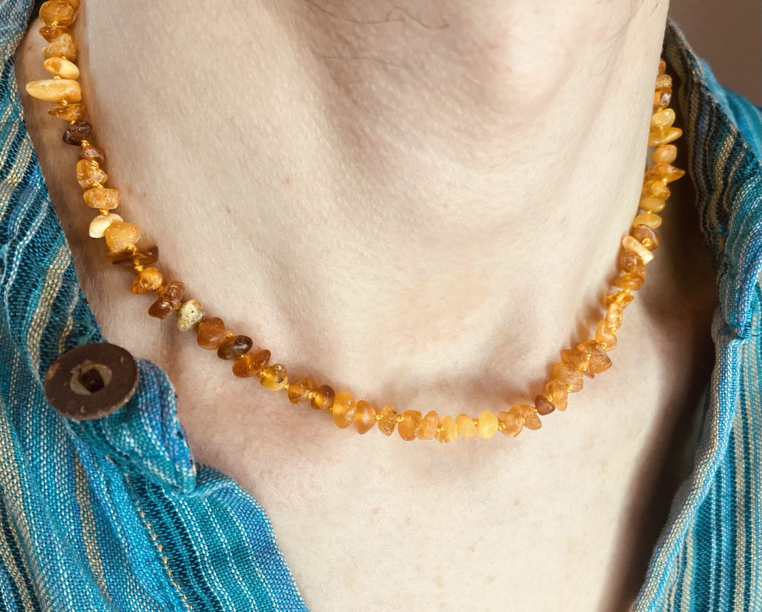 Tradicionālā neapstrādāta dzintara šķelto pērlīšu kaklarota