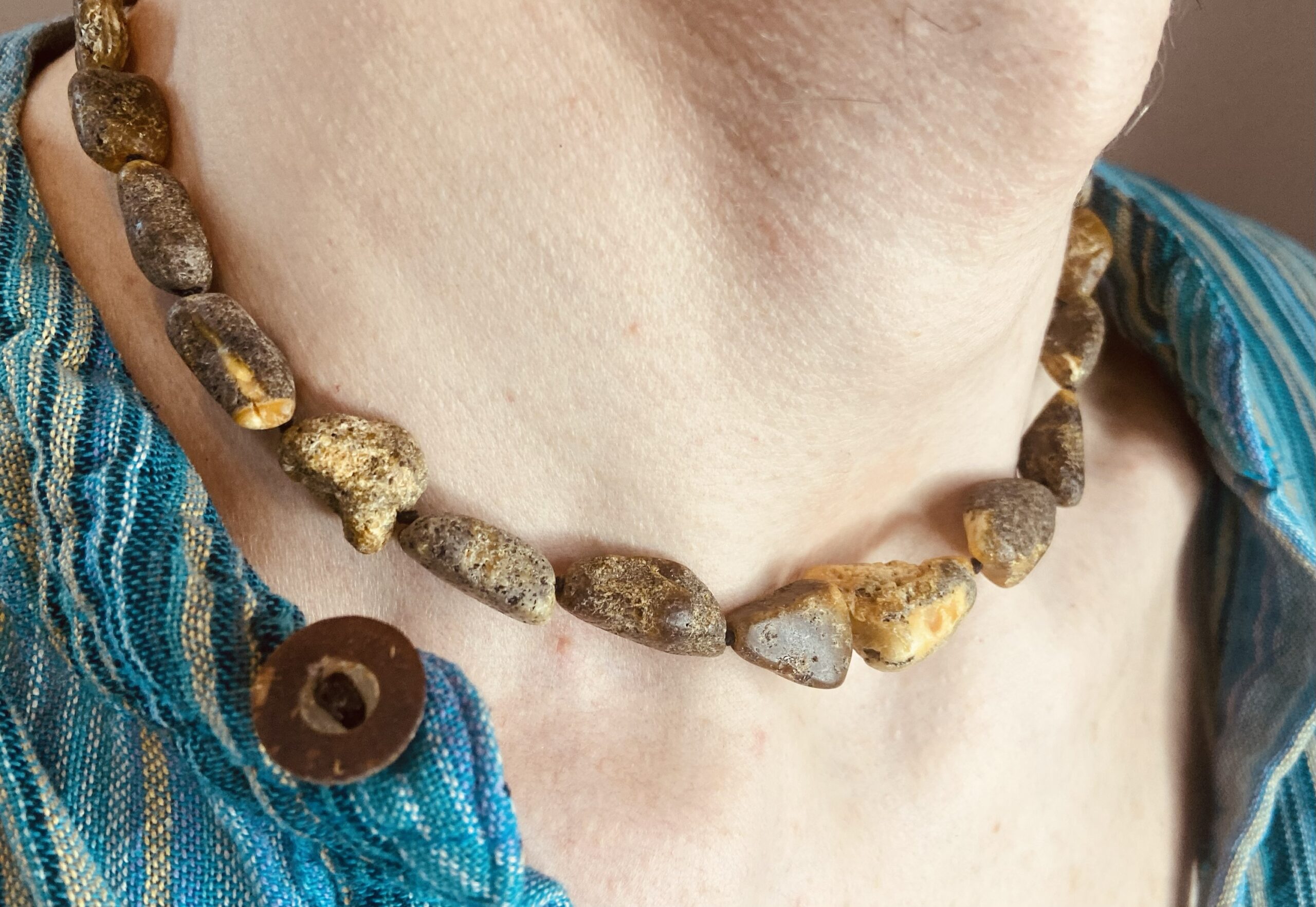 Neapstrādāta dzintara Kaklarotas un aproces komplekts