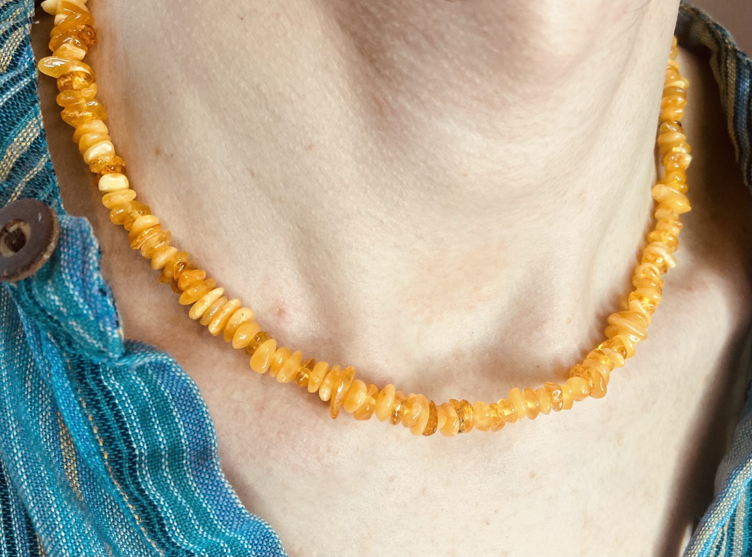 Tradicionālās latviešu Dzintara kaklarotas ar šķeltajām pērlītēm