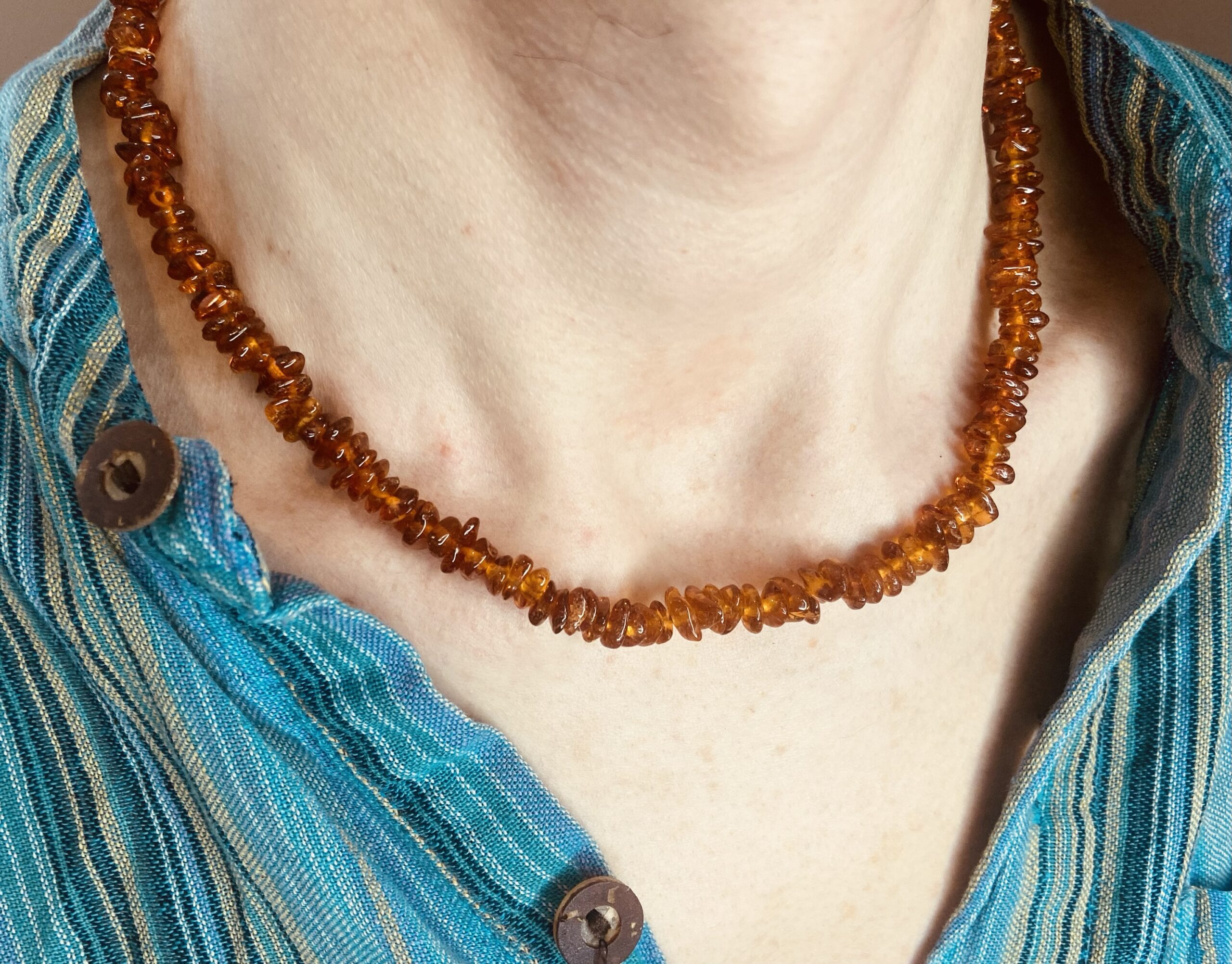 Tradicionālās latviešu Dzintara kaklarotas ar šķeltajām pērlītēm