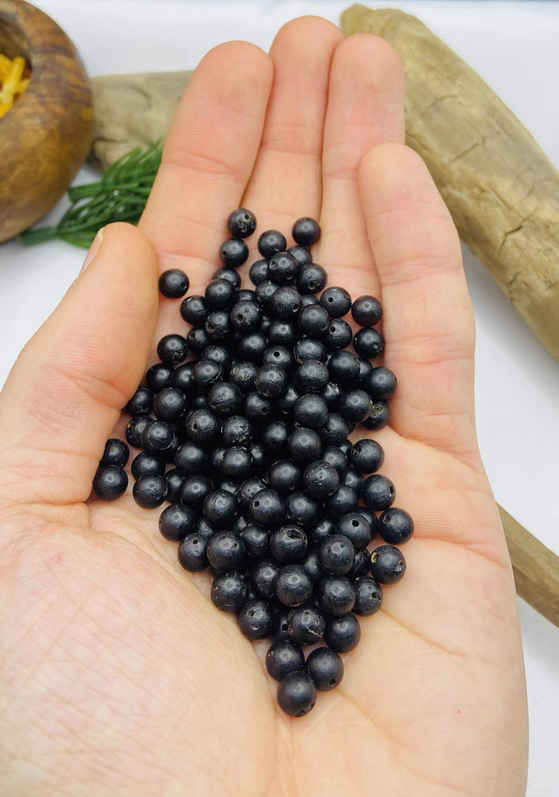 5mm Melnā dzintara apaļās pērlītes