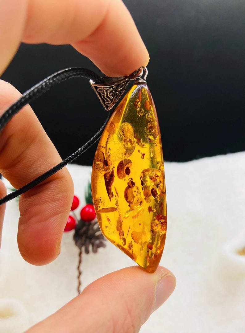 Spirgtas krāsas Baltijas Dzintara kulons ar sudraba detaļu