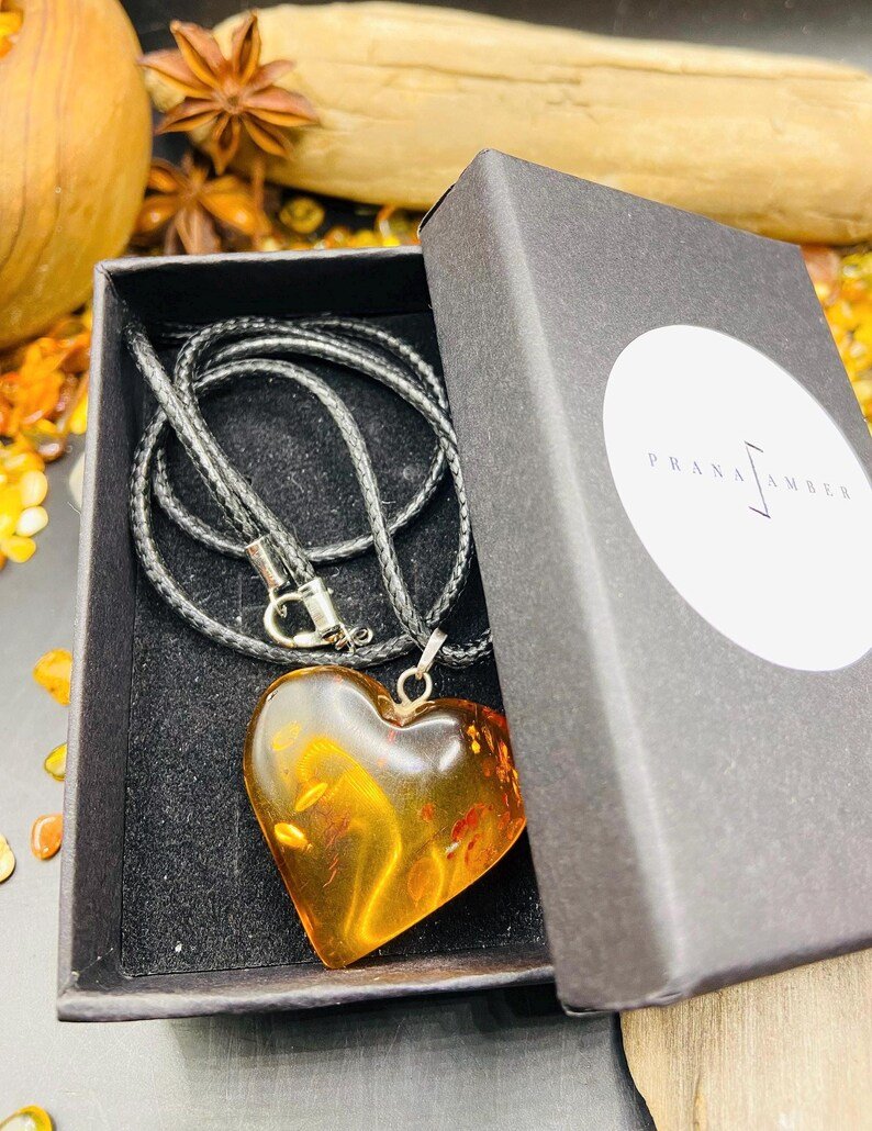 Liela izmēra sirds formas kulons burvīgā konjaka krāsā