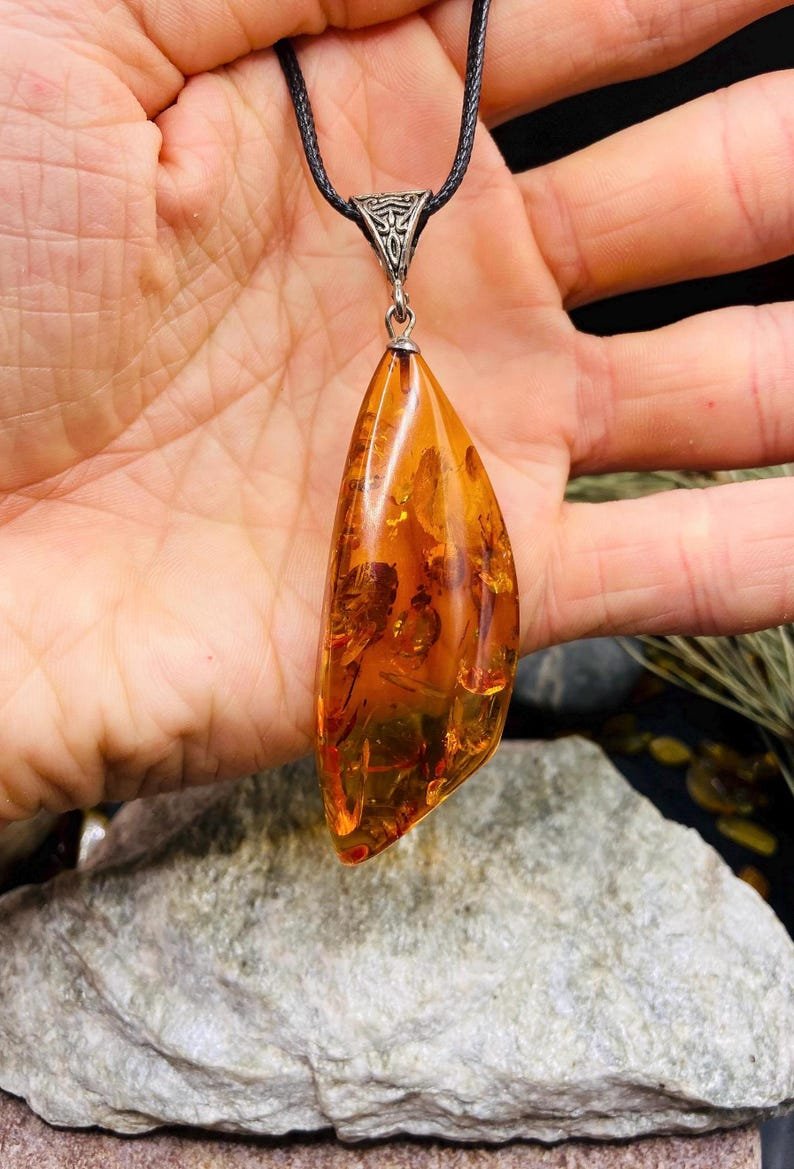 Spirgtas krāsas Baltijas Dzintara kulons ar sudraba detaļu