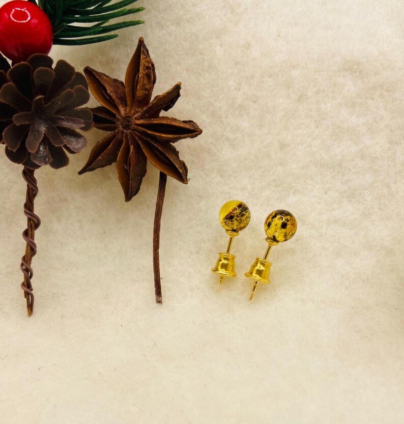 Zaļganas krāsas Dzintara duramie auskari ar apzeltītām kājiņām