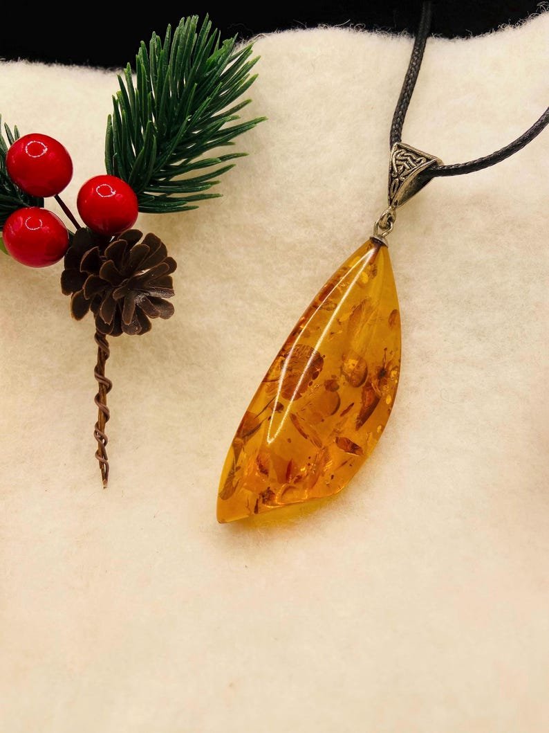 Spirgtas krāsas Baltijas Dzintara kulons ar sudraba detaļu