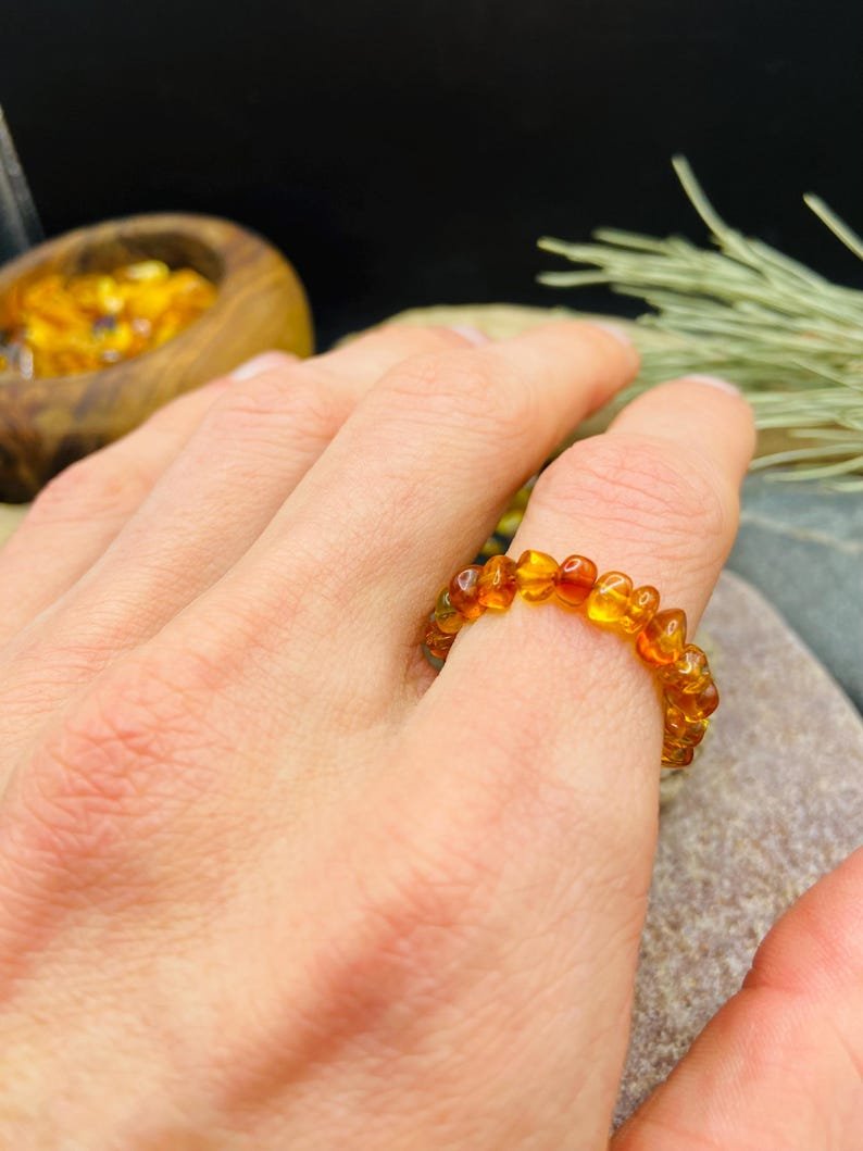 Minimālisma burvība trīs krāsu dzintara pulētos gredzenos