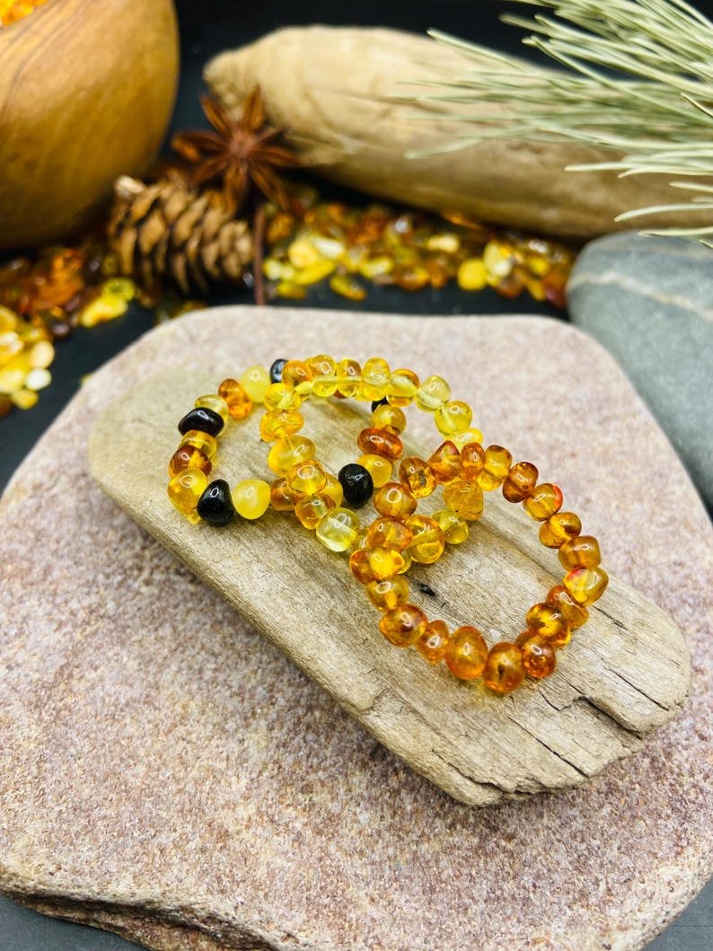 Minimālisma burvība trīs krāsu dzintara pulētos gredzenos