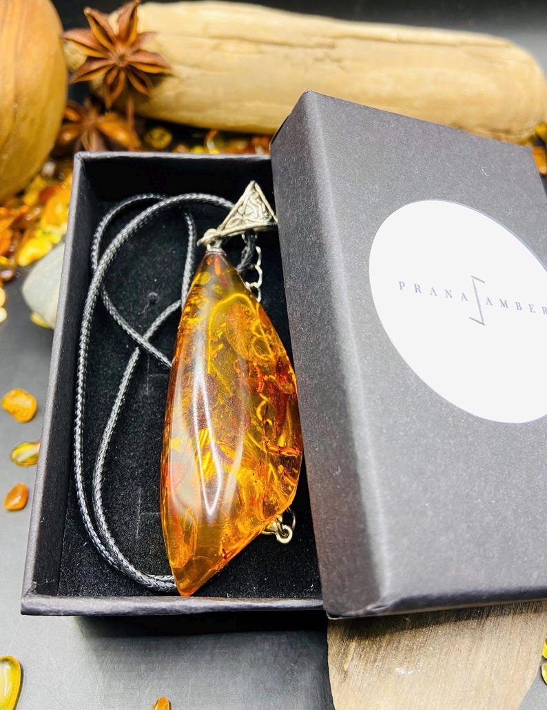 Spirgtas krāsas Baltijas Dzintara kulons ar sudraba detaļu