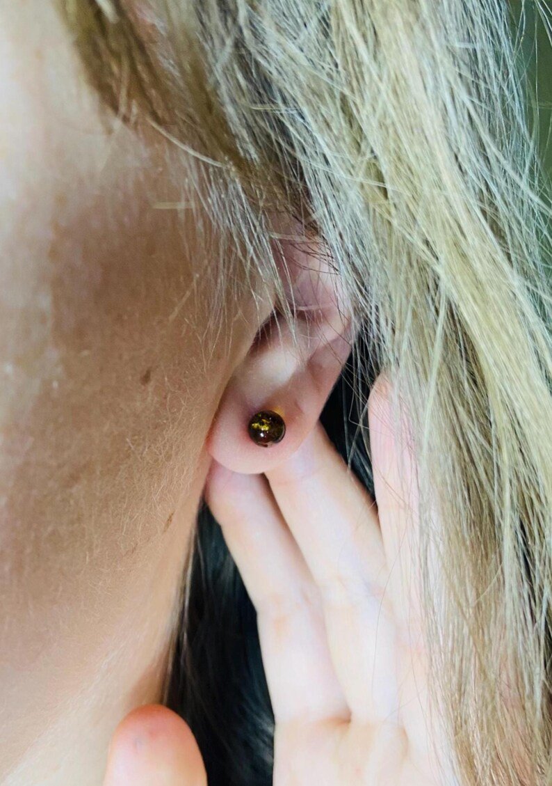 Zaļganas krāsas Dzintara duramie auskari ar apzeltītām kājiņām