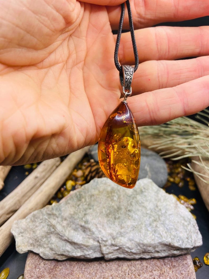 Unikāls Konjaka krāsas Baltijas Dzintara kulons ar sudraba detaļu