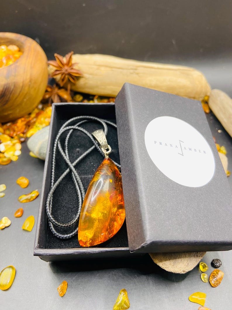 Unikāls Konjaka krāsas Baltijas Dzintara kulons ar sudraba detaļu