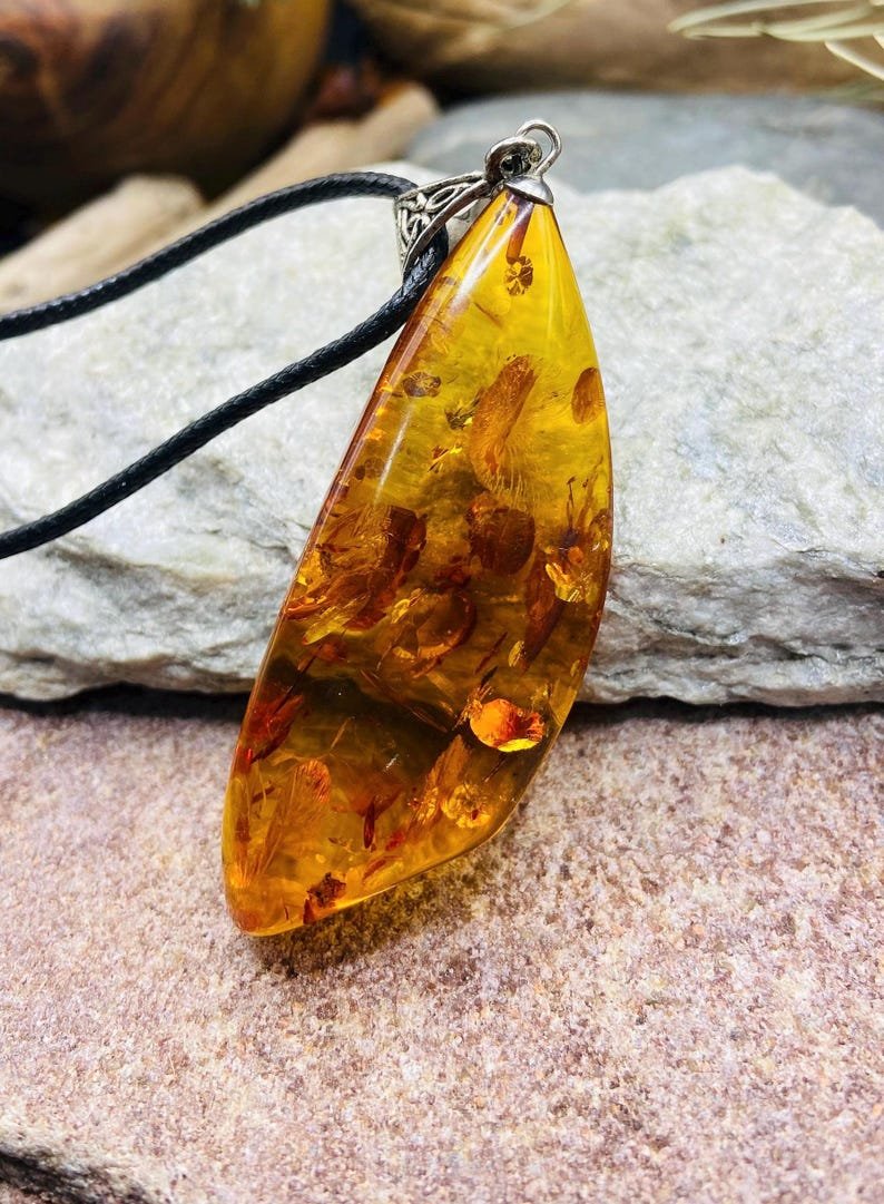 Spirgtas krāsas Baltijas Dzintara kulons ar sudraba detaļu