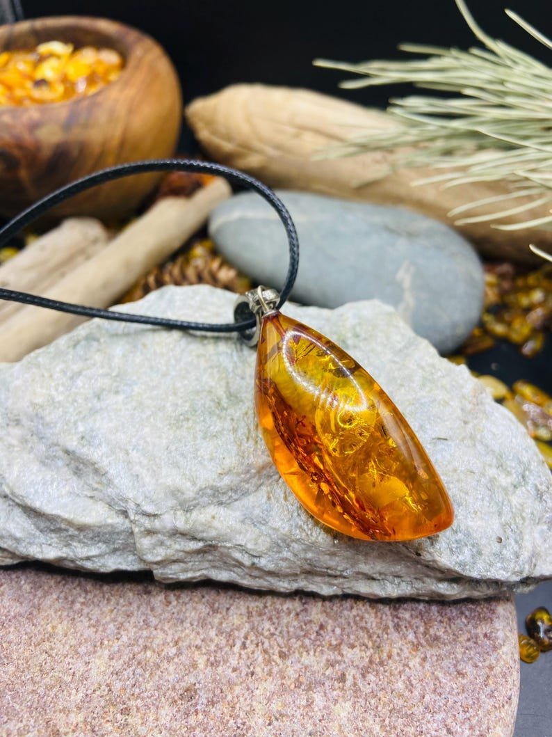 Unikāls Konjaka krāsas Baltijas Dzintara kulons ar sudraba detaļu