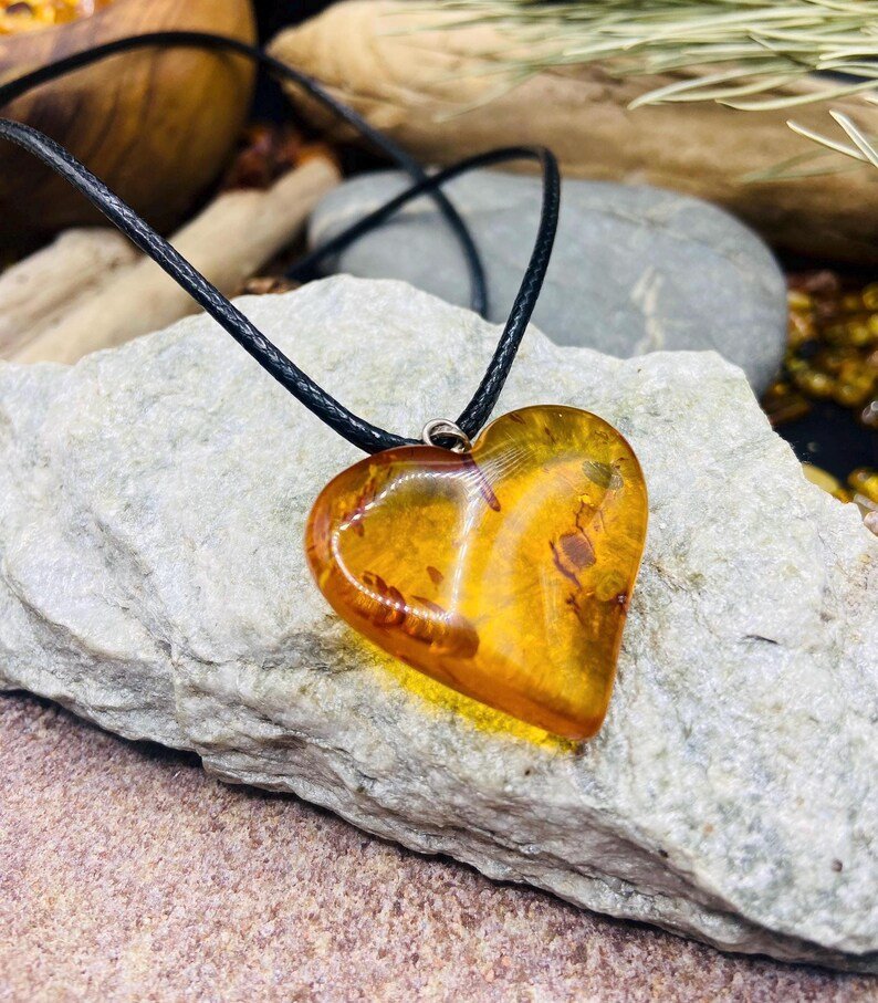 Liela izmēra sirds formas kulons burvīgā konjaka krāsā