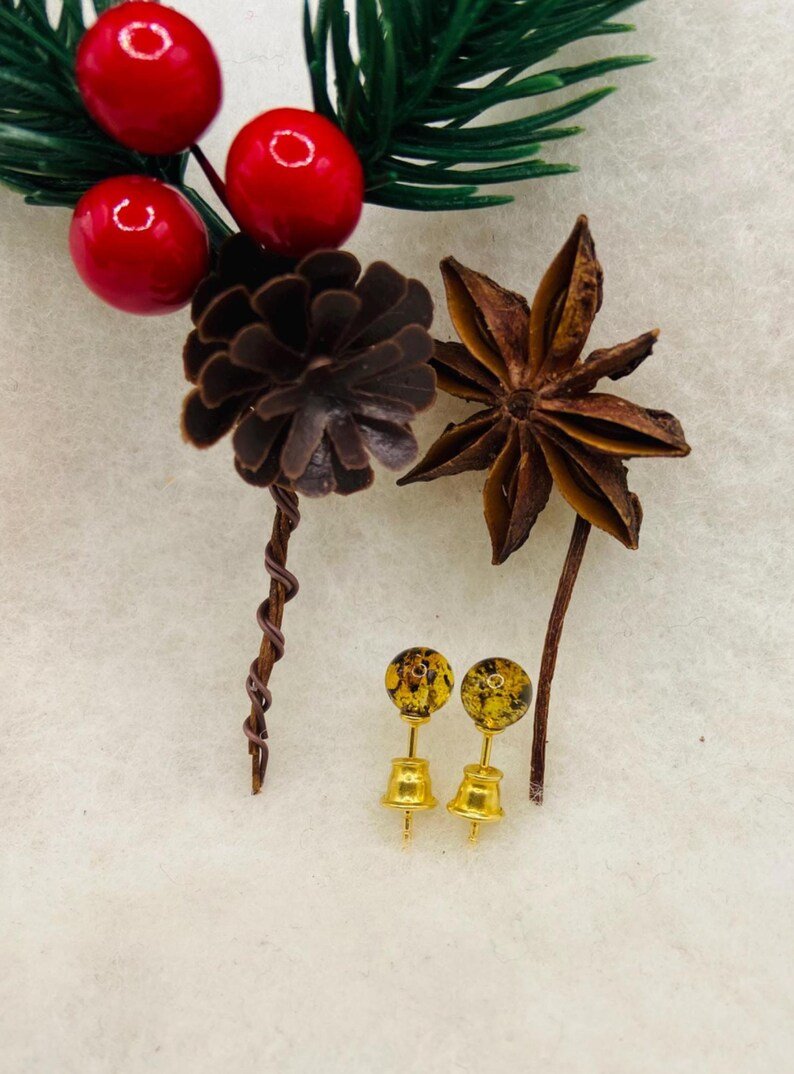 Zaļganas krāsas Dzintara duramie auskari ar apzeltītām kājiņām