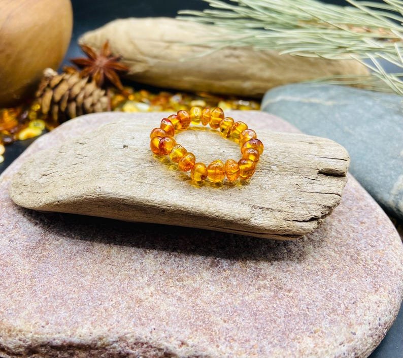 Minimālisma burvība trīs krāsu dzintara pulētos gredzenos