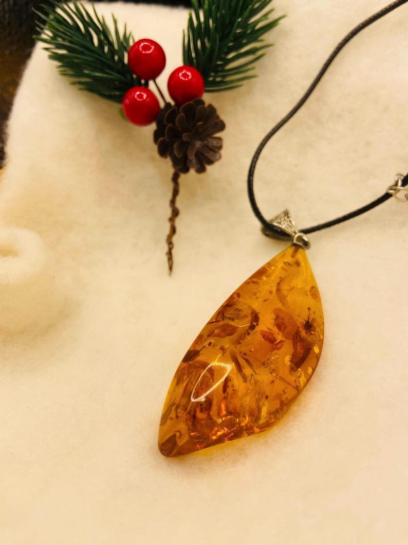 Spirgtas krāsas Baltijas Dzintara kulons ar sudraba detaļu