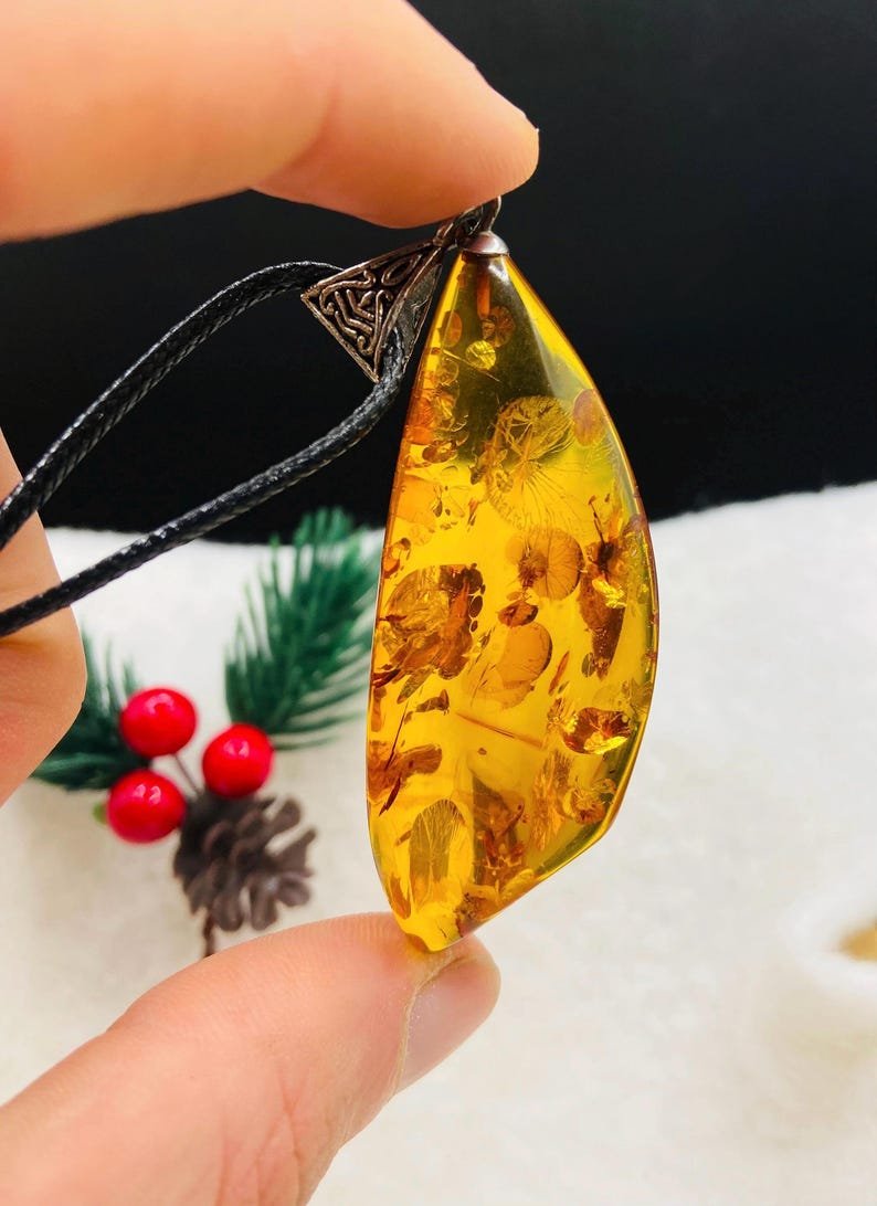 Spirgtas krāsas Baltijas Dzintara kulons ar sudraba detaļu