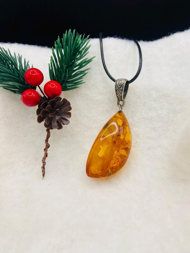 Unikāls Konjaka krāsas Baltijas Dzintara kulons ar sudraba detaļu