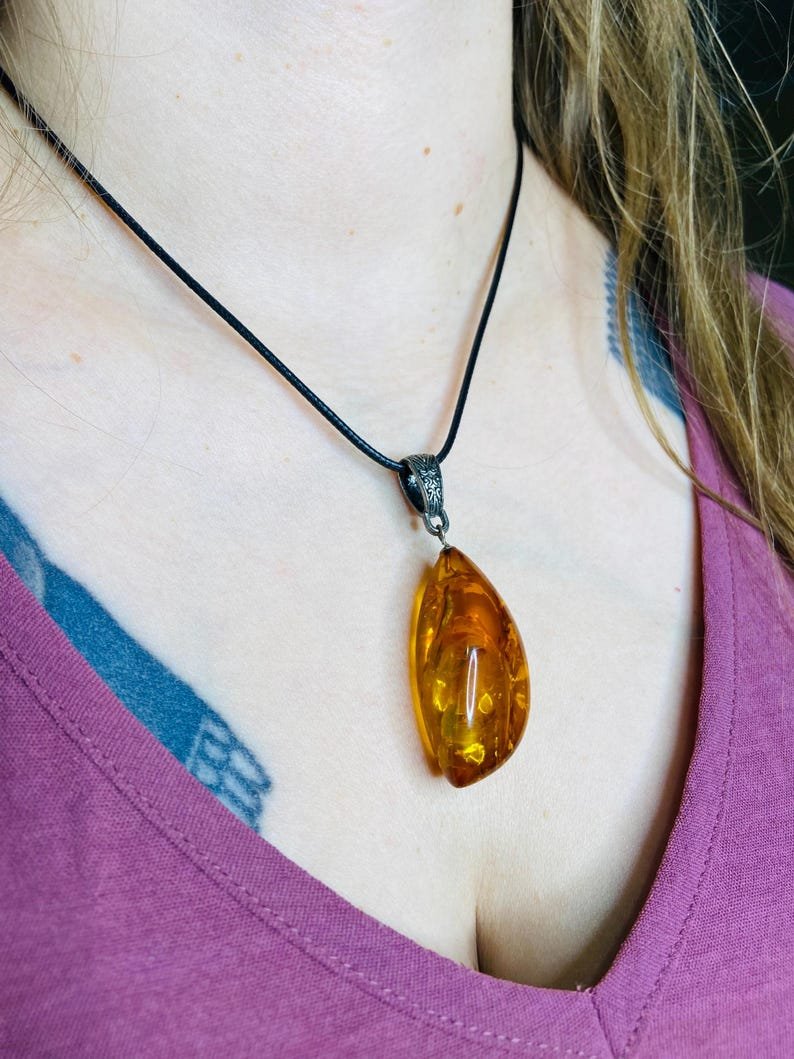 Unikāls Konjaka krāsas Baltijas Dzintara kulons ar sudraba detaļu