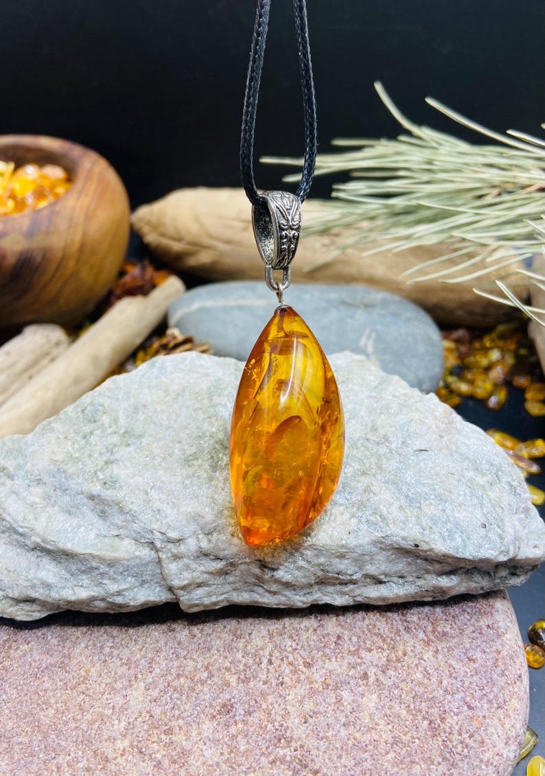 Unikāls Konjaka krāsas Baltijas Dzintara kulons ar sudraba detaļu