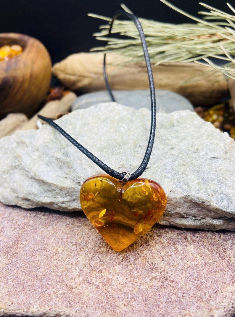 Liela izmēra sirds formas kulons burvīgā konjaka krāsā