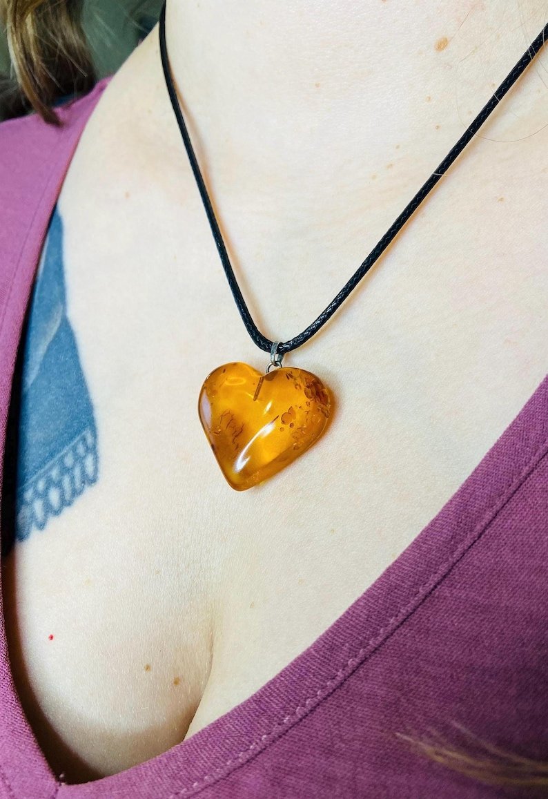 Liela izmēra sirds formas kulons burvīgā konjaka krāsā