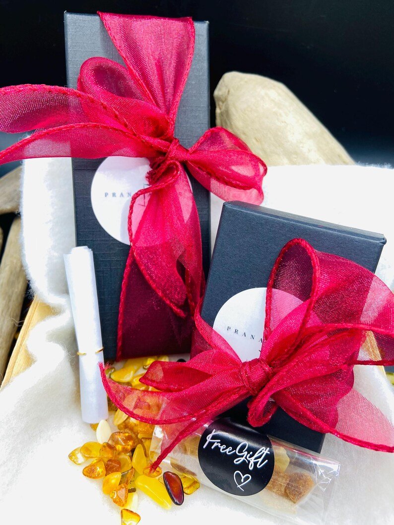 Zaļganas krāsas Dzintara duramie auskari ar apzeltītām kājiņām