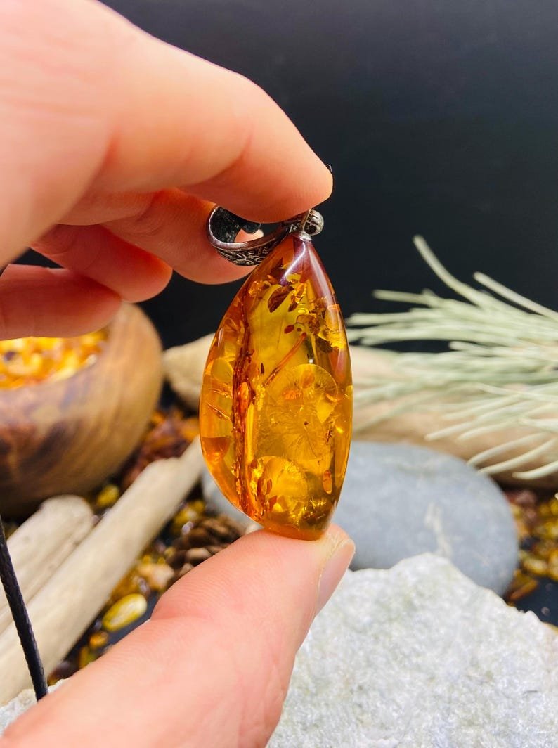 Unikāls Konjaka krāsas Baltijas Dzintara kulons ar sudraba detaļu