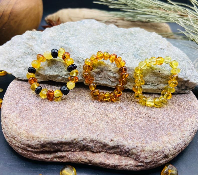 Minimālisma burvība trīs krāsu dzintara pulētos gredzenos