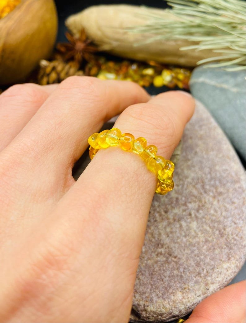 Minimālisma burvība trīs krāsu dzintara pulētos gredzenos