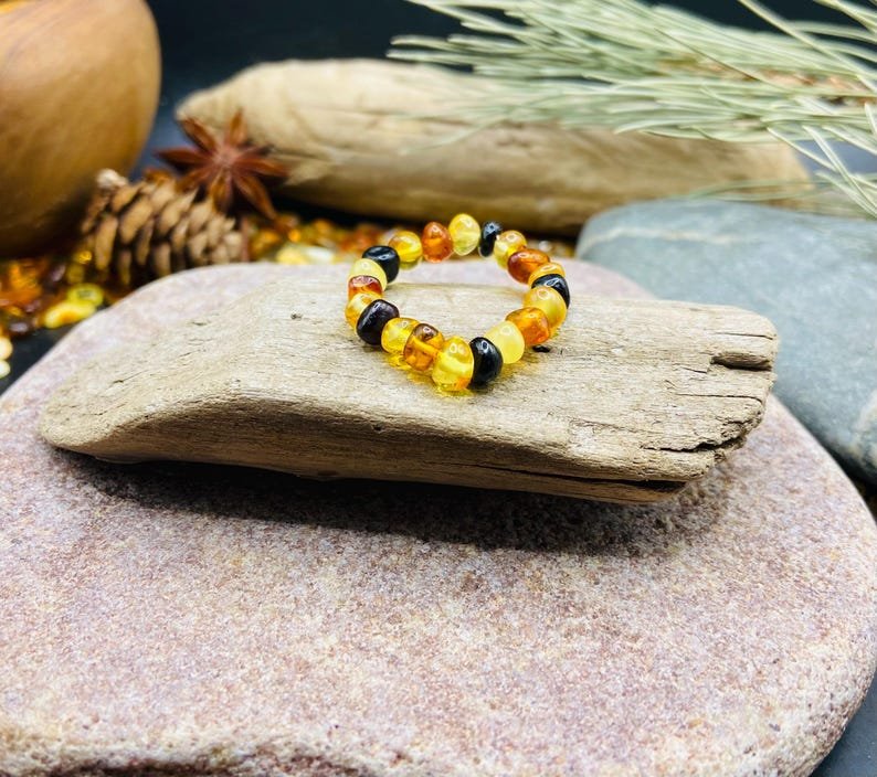 Minimālisma burvība trīs krāsu dzintara pulētos gredzenos