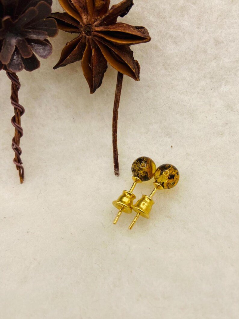 Zaļganas krāsas Dzintara duramie auskari ar apzeltītām kājiņām