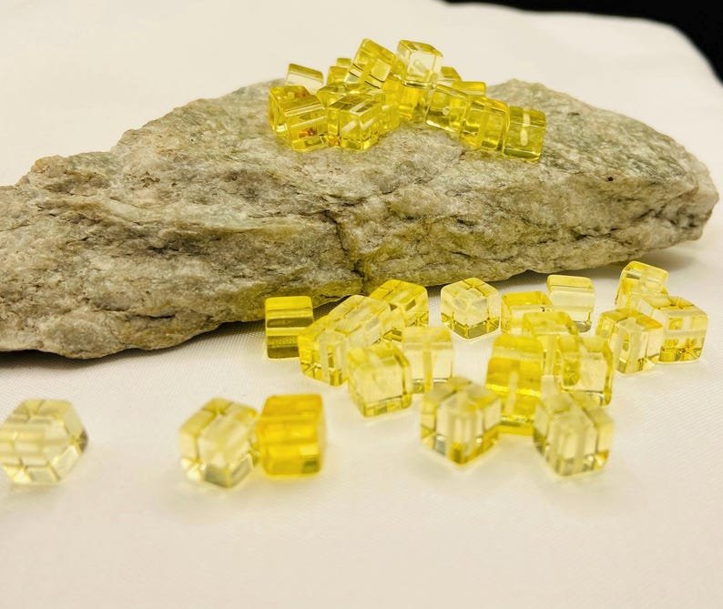 Unikālas kvadrāta formas 6.5-7mm Dzintara dzeltenās pērlītes