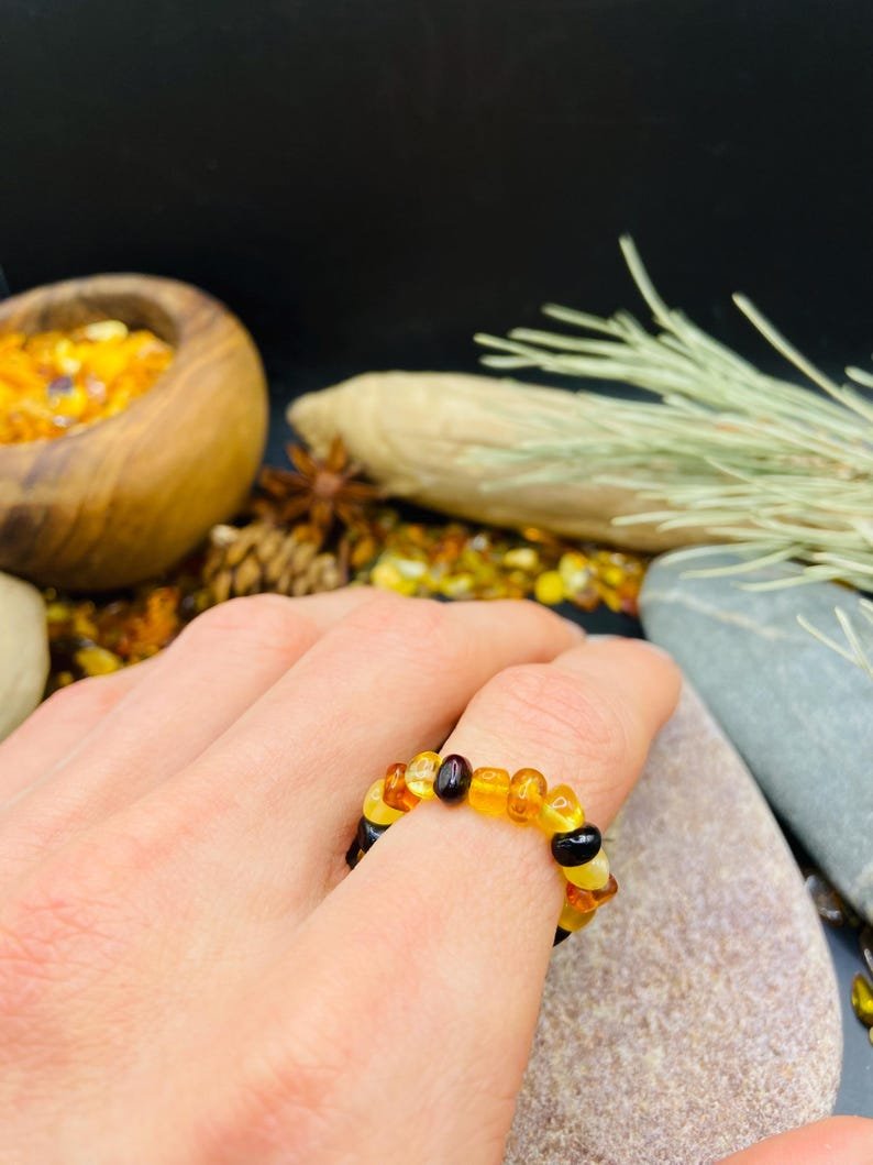 Minimālisma burvība trīs krāsu dzintara pulētos gredzenos