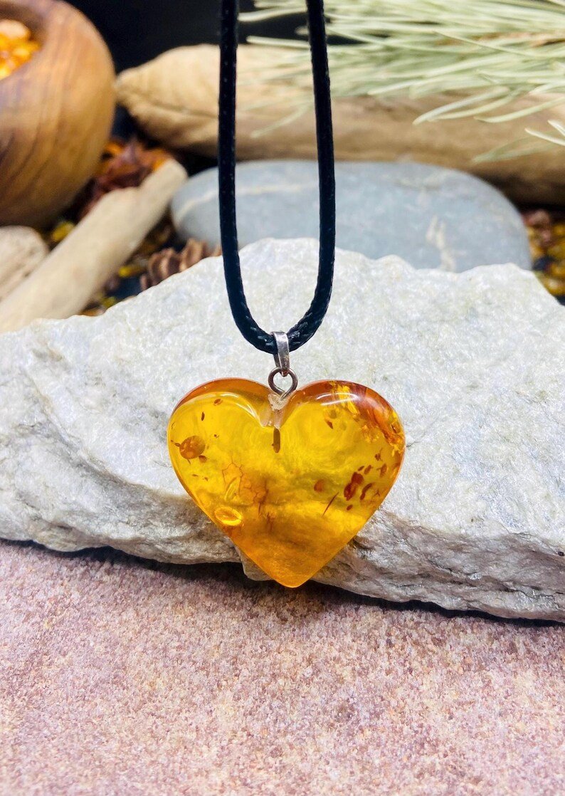 Liela izmēra sirds formas kulons burvīgā konjaka krāsā