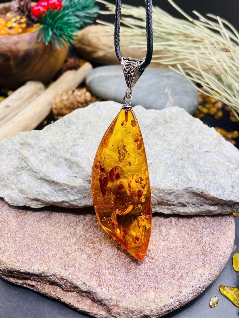 Spirgtas krāsas Baltijas Dzintara kulons ar sudraba detaļu