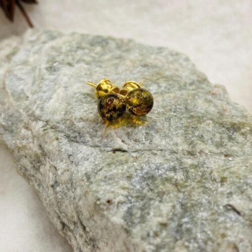 Zaļganas krāsas Dzintara duramie auskari ar apzeltītām kājiņām