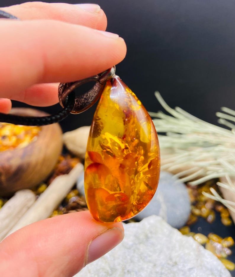 Unikāls Konjaka krāsas Baltijas Dzintara kulons ar sudraba detaļu