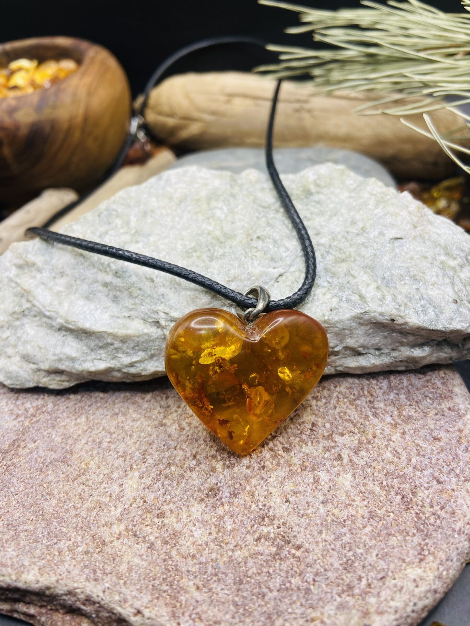 img_6099 Liela izmēra sirds formas kulons burvīgā konjaka krāsā