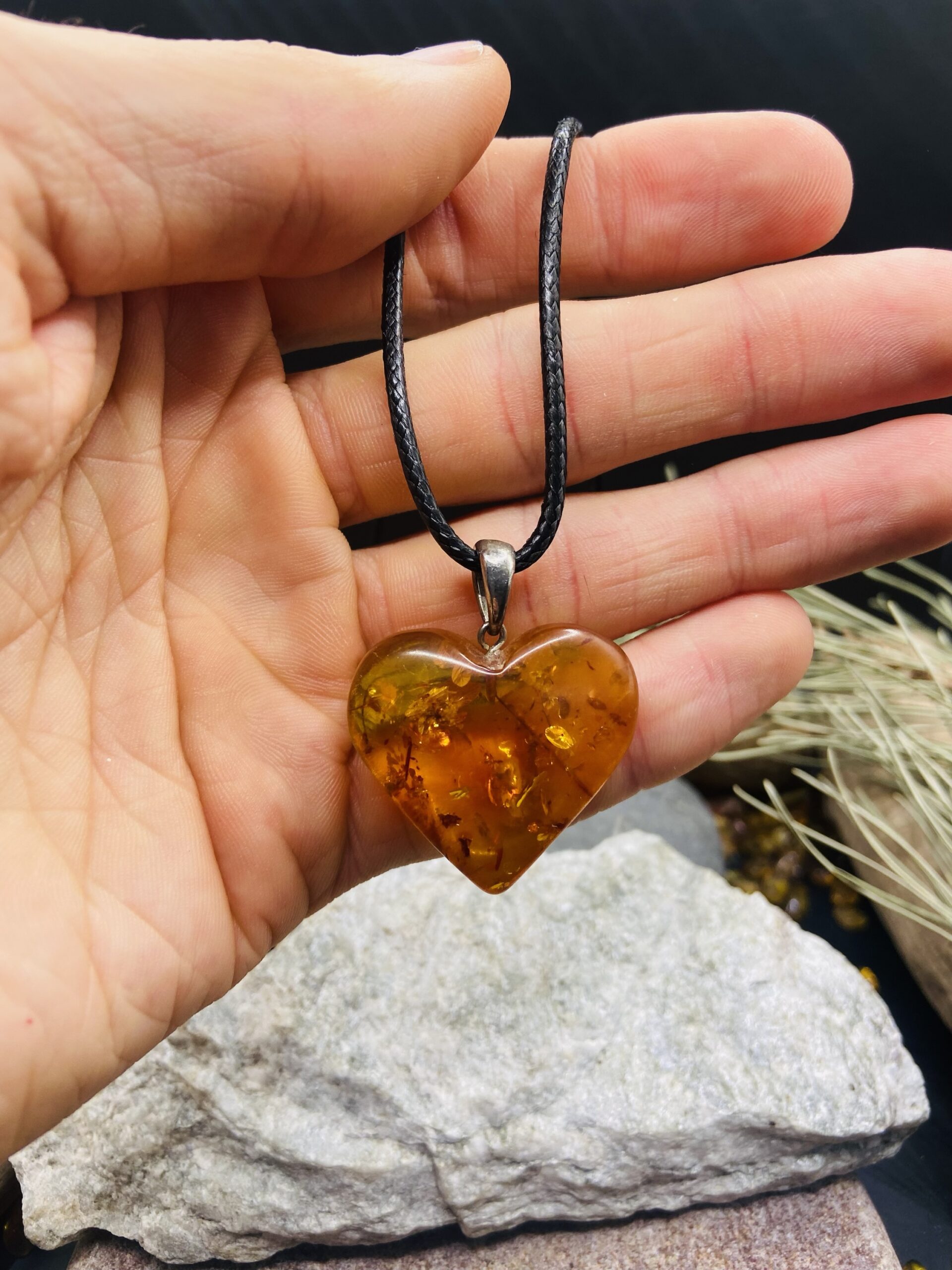 img_6101 Liela izmēra sirds formas kulons burvīgā konjaka krāsā