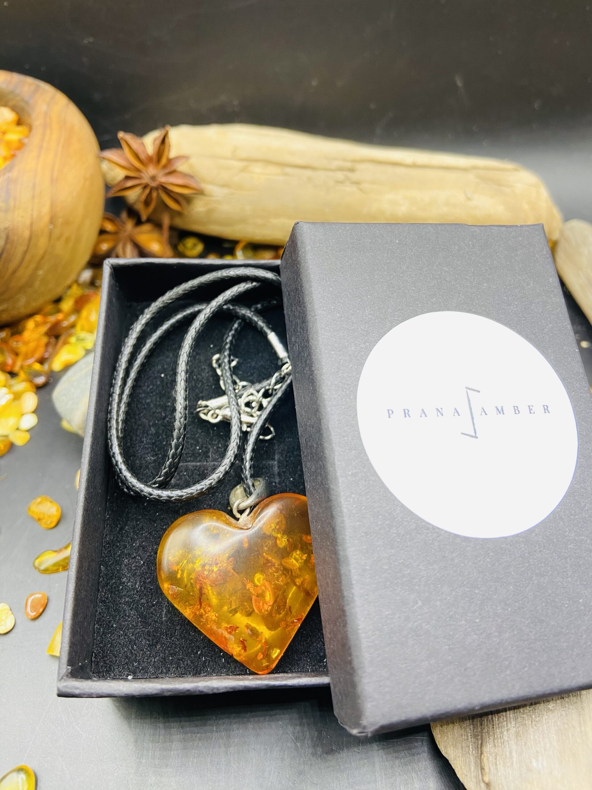 img_6346 Liela izmēra sirds formas kulons burvīgā konjaka krāsā